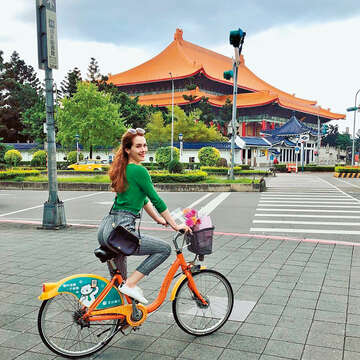 Tatyana平時喜歡騎著腳踏車在台北漫遊。（圖／霈斯提摩國際提供）