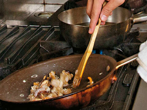 2.放入薑跟紅蘿蔔續炒，加入米酒後再放入白菜，隨後加入水，以小火煨煮約10分鐘。（攝影／林煒凱）