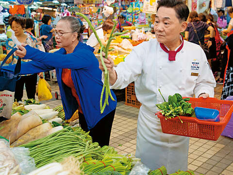 談到做菜，阿基師認為搞懂食材特性是第一要務。（攝影／林煒凱）