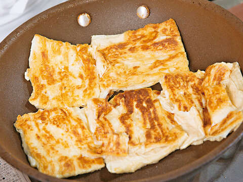1.將豆腐包裡外洗淨，並煎香切成小塊。（攝影／林煒凱）