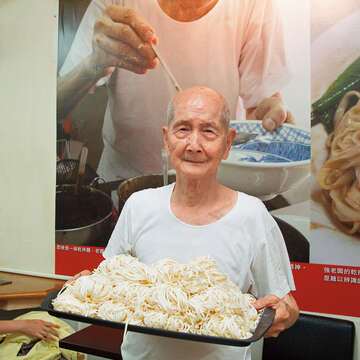 88歲的強老闆是老麵店的鎮店之寶，對美味的專注令人敬佩。（攝影／林煒凱）