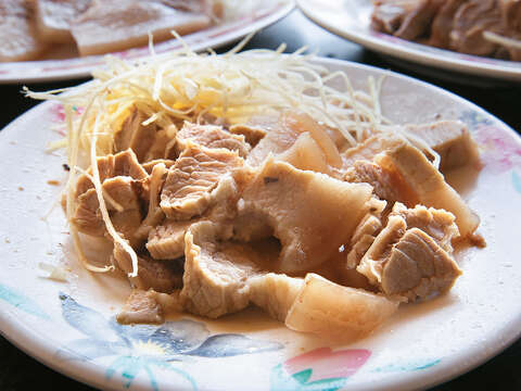黑店的帶皮豬肉，肉質肥美有嚼勁，令人回味無窮。（攝影／楊子磊）