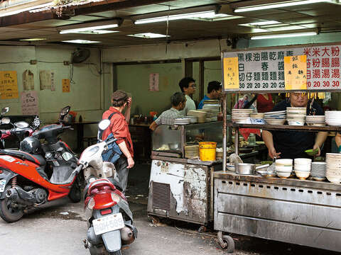 台北少數24小時營業的黑白切攤商，價格便宜，吸引很多小資族。（攝影／王漢順）