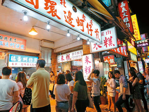 寧夏夜市的圓環邊蚵仔煎是呂鴻圖最難忘的道地幸福滋味。(攝影/吳貞慧)