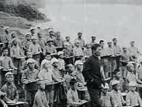 圖為錫口公學校（即今松山國小）學生在基隆河畔寫生。（圖／松山國小提供）