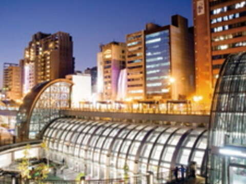 夜間的大安森林公 園站熠熠生輝,捷運不但增進生活便利,也為城市帶來更多的亮點。(王能祐攝)