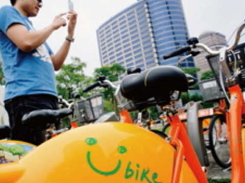微笑單車補足市區大眾運輸系統的最後一哩路，已成為民眾生活中不可或缺的依賴。（許斌攝）