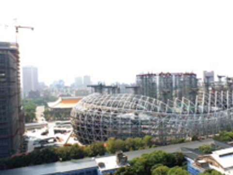 興建中的台北巨蛋,已可看見壯觀的蛋型結構,屆時二○一七年世大運的開閉幕式都將在此舉行,令人引領期待。