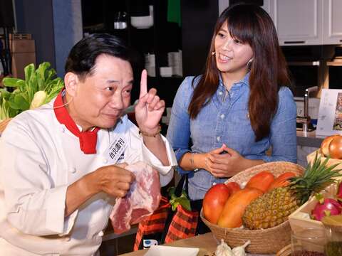 阿基師現場更帶著局長陳思宇逛起小型市場，現場教起挑雪菜、五花肉等買菜小撇步.JPG