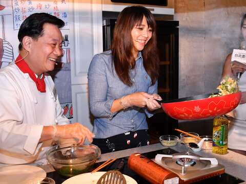 局長陳思宇與阿基師現場共同烹調別冊食譜「雪菜炒腐包」，大秀甩鍋廚藝-1.JPG