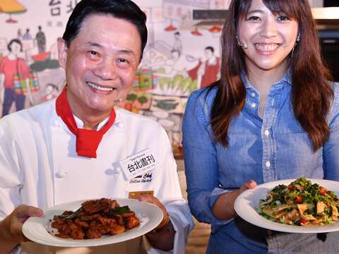 台北畫刊23日記者會邀請飯店主廚阿基師出席，更與觀傳局長陳思宇現場挑菜、烹煮幸福家常料理，希望民眾按圖索驥，跟著畫刊來趟不一樣的市場小旅行。.JPG