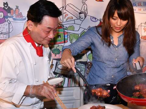 阿基師加碼示範的創意台菜「紅麴五花香蕉肉」為母親最愛的家常好滋味。.JPG