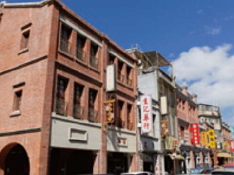 大稻埕一排排磚紅色的傳統建築，形塑當地獨具一格的歷史景觀。（楊智仁攝）