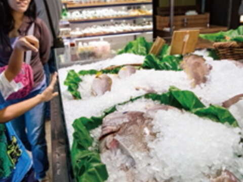 乾淨新鮮的台北魚市。（許斌攝）