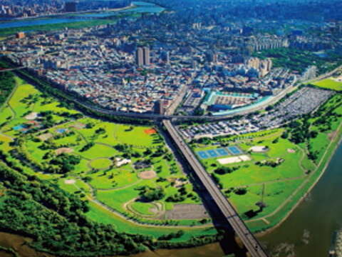 大片綠草如茵的華中河濱公園，猶如「城市綠洲」，美不勝收。 （圖／台北市政府工務局提供）