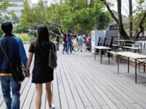來到松山文創園區，看完展覽後在園區內悠閒散步，享受文創芬多精。（楊智仁攝）