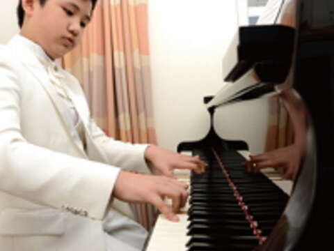 現年十歲的江璟亮 已是名揚國際的鋼琴高手，更是首位非日本人獲得日本濱松PIARA國際鋼琴大賽少年組的總冠軍。（吳金石攝）