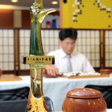 2013年王元均拿下海峰盃、棋王賽、十段賽三冠王,不僅成為臺灣圍棋史上最年輕棋王,更以三百六十九萬元年度總獎金,名列國內第一。(吳金石攝)