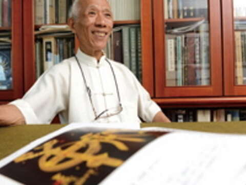 杜忠誥不但精通書法,也關心教育改革方案,自許成為中華文化的傳承者與發言者。(吳金石攝)