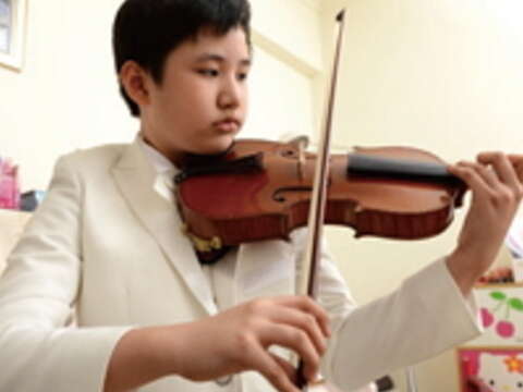 江璟亮年紀僅僅十歲便充分展現音樂才華。（吳金石攝）