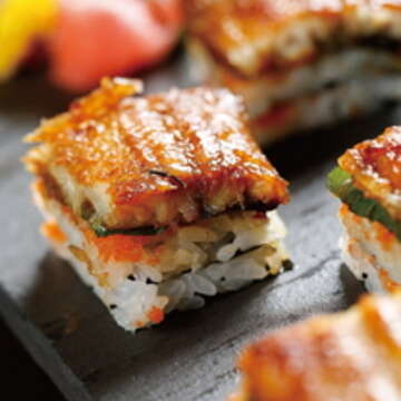 清爽的醋飯和蒲燒鰻魚搭配而成的鰻魚箱壽司，濃淡韻味起伏有致，好吃極了。（楊智仁攝）