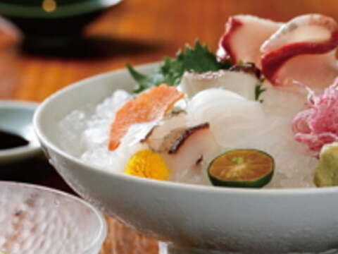 YU SUSHI推出的季節生魚片五品由各國時令鮮魚組合配搭而成，能感受全球零時差的魚鮮滋味。（楊智仁攝）