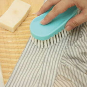 衣領與袖口等特別髒的部位要事先用肥皂塗抹刷洗，再放入洗衣機清洗。（葛晶瑩攝）