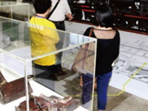 總辦公室展出以CT273蒸汽火車頭為示範的三十件木模。(許宜容攝)