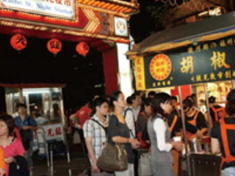 松山線通車後,去饒河街觀光夜市吃美食更加便利。 (王能佑攝)