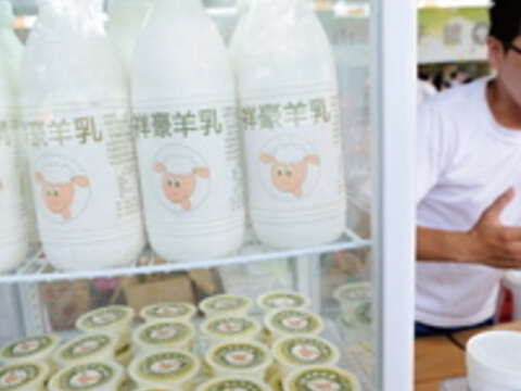 不少農民喜歡親自接觸顧客,不僅可以清楚說明產品特性,更能了解客人喜好。(郭鳳孝攝)