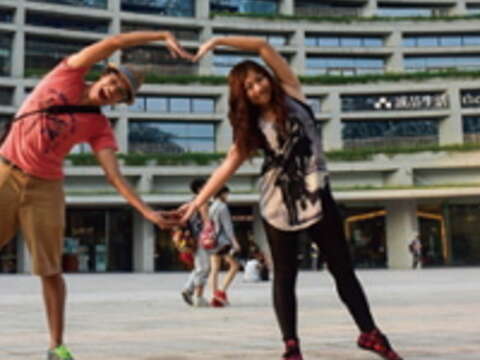 香港背包部落客夫妻檔Nat& Hiro曾暢遊世界473天，對臺北的文創園區及咖啡店讚不絕口。（Nat& Hiro攝）