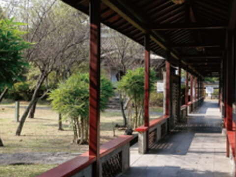 國父史蹟館屋外公園花木扶疏，營造出柳暗花明的造景巧思。（楊智仁攝）