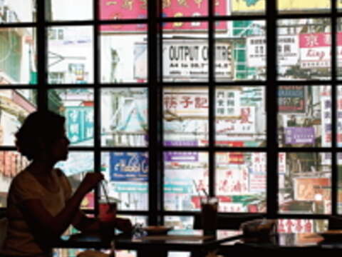 金鐘香港茶餐廳的裝潢與餐點，有著道地的廣東風味。（楊智仁攝）