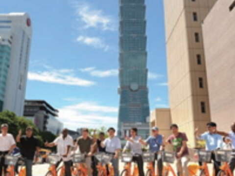 各大城市市長在體驗過YouBike之後，對臺北市的綠色運輸環境大為讚許。（許宜容攝）