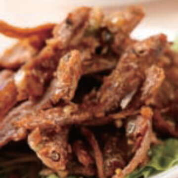 將鳳尾魚裹上薄粉油炸至肉骨酥脆的糖醋子魚,口感爽脆。(楊智仁攝)
