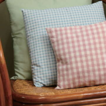 座椅上放幾個粉彩色系的抱枕，就能讓空間看起來清爽舒適。（葛晶瑩攝）