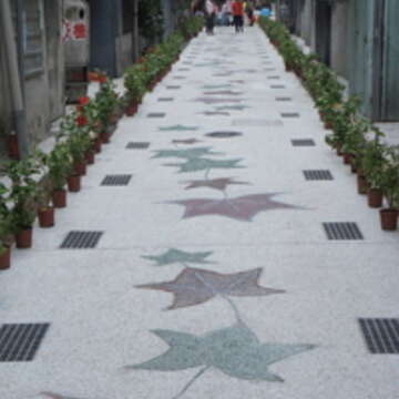 「楓意巷」的楓葉拼貼，是以楓香的形狀等比例放大製作而成。（圖／臺北市政府工務局衛生下水道工程處提供）