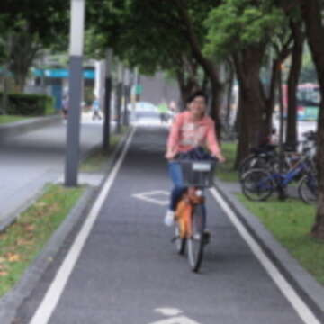 騎乘YouBike微笑單車,環保又時尚。(王能佑攝)