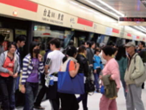 臺北捷運四通八達,讓許多開車族也加入綠色運具的環保行列(王能佑攝)