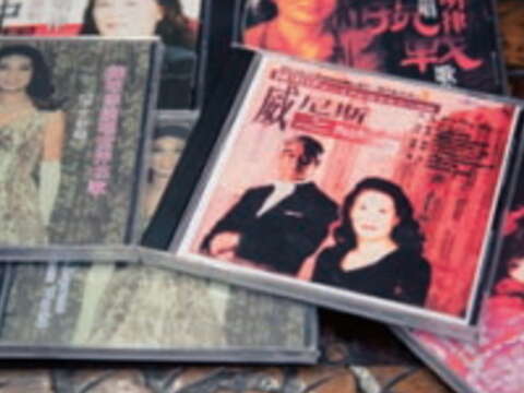 陳明律曾自費出版唱片翻唱名家作品，希望讓傳統文化得以流傳下去。（顏涵正攝）