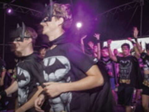蝙蝠俠夜跑活動吸 引許多粉絲穿戴蝙蝠俠配備同樂。