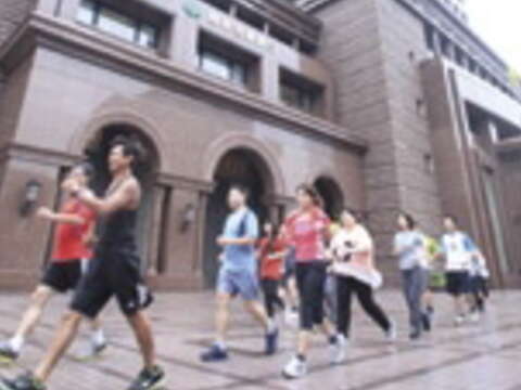 職場運動團體用健 走趕走疲勞，運動後精神百倍。