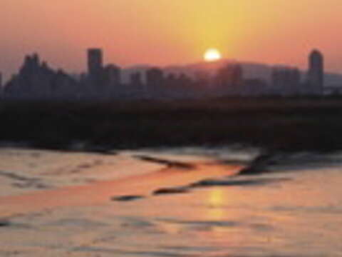 遠離市中心的喧囂 擁擠,到河濱賞夕陽、打水漂是莫子儀的紓壓方式。