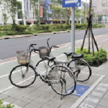 信義路人行道拓寬 為八米，增加自行車停放空間。