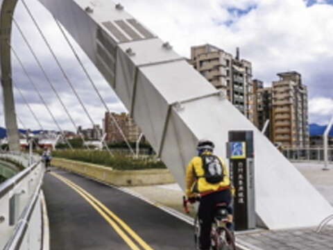 近年來，臺北市掀 起單車風潮，全市規劃的自行車道拉長了三倍，處處可見鐵馬族御風而行。（廖碩文攝）