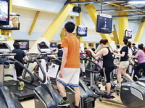 運動中心設備多元新穎、收費合理,吸引許多人前來暢快淋漓。 運動中心設備多元 新穎、收費合理,吸引許多人前來暢快淋漓。