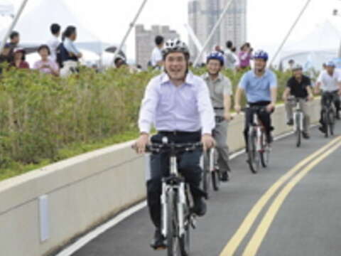臺北市長郝龍斌熱 愛自行車運動，無論是河濱公園或是巷弄間都有他的「騎」跡。