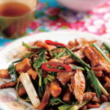 客家小炒是人氣菜餚,豬肉片、豆乾、魷魚灑上大把青蔥快炒,著實下飯。(楊智仁攝)