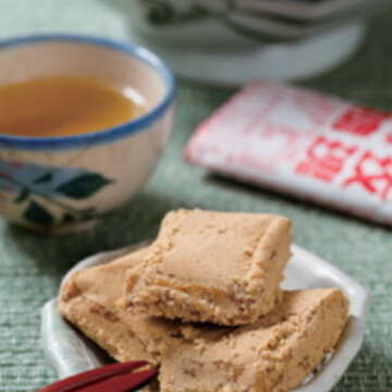 玫瑰酥糖是以麥芽捲起糖粉,一圈接著一圈,再加入玫瑰露調味而成。 (楊智仁攝)