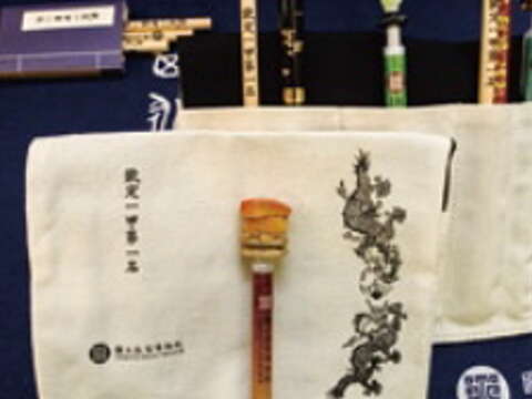 宮廷風筆袋「欽定 一甲第一名」是考生的最愛，風格簡單素雅兼具實用性。